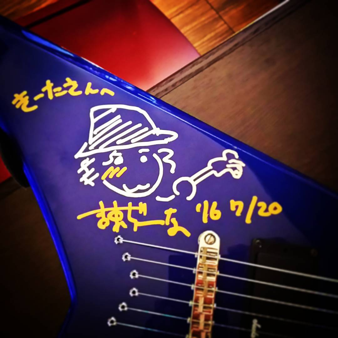 メンタリスト・きーたさんの私物のギターに、店長が似顔絵を描かせて頂きました！ #otakubar