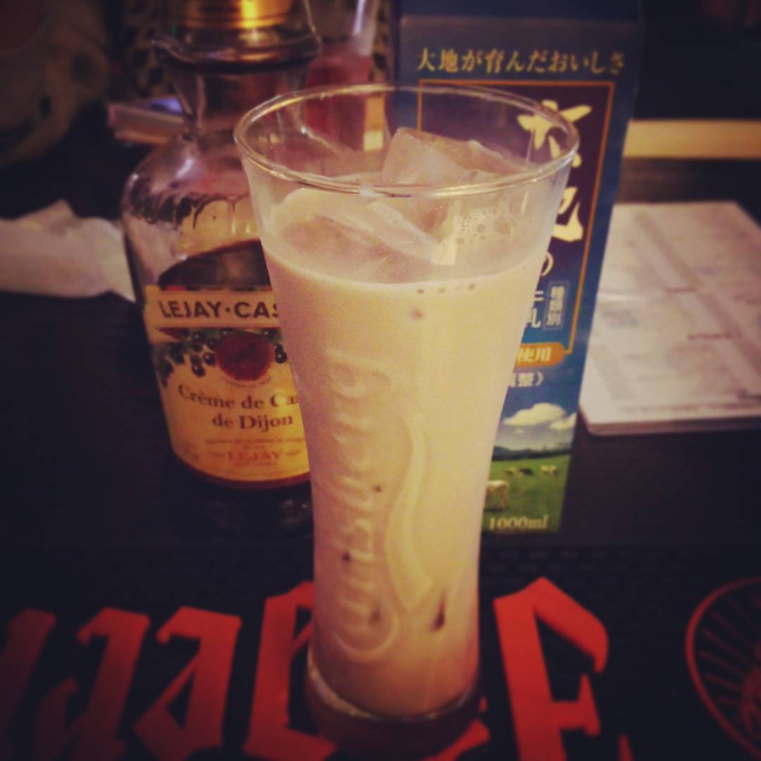 カシスミルク。お客さんに教えて貰いました。ほぼ苺ミルク。 #cocktails #otakubar