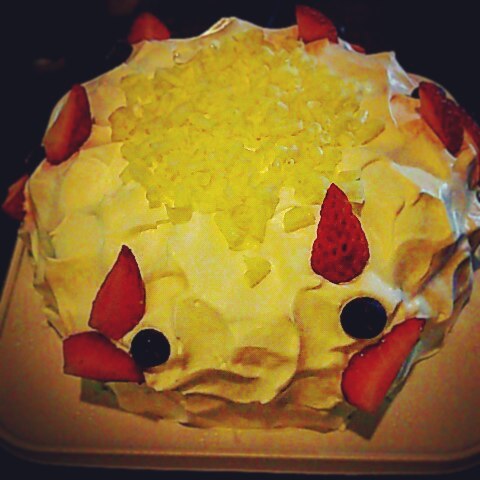 常連のマドンナさんへ、他の常連さんから誕生日ケーキの差入れ！　店に居た皆で美味しく頂きました♡ #otakubar #birthdaycake