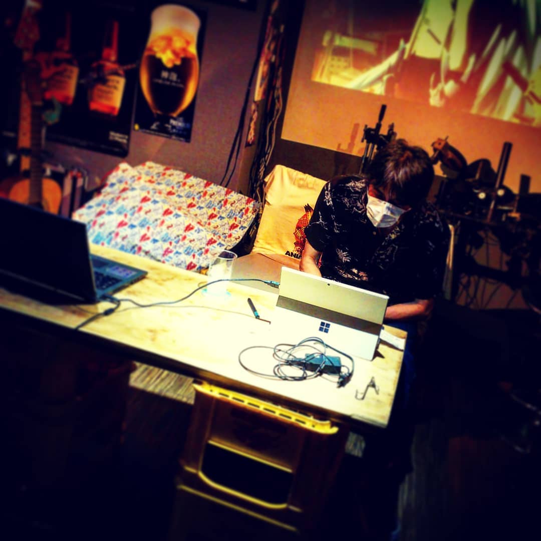 本日は #ぢーな塾、#犬丸 さんを迎えて「#かんたんパース術マンガvsアニメ」始まります！ #オタクバー #漫画講座