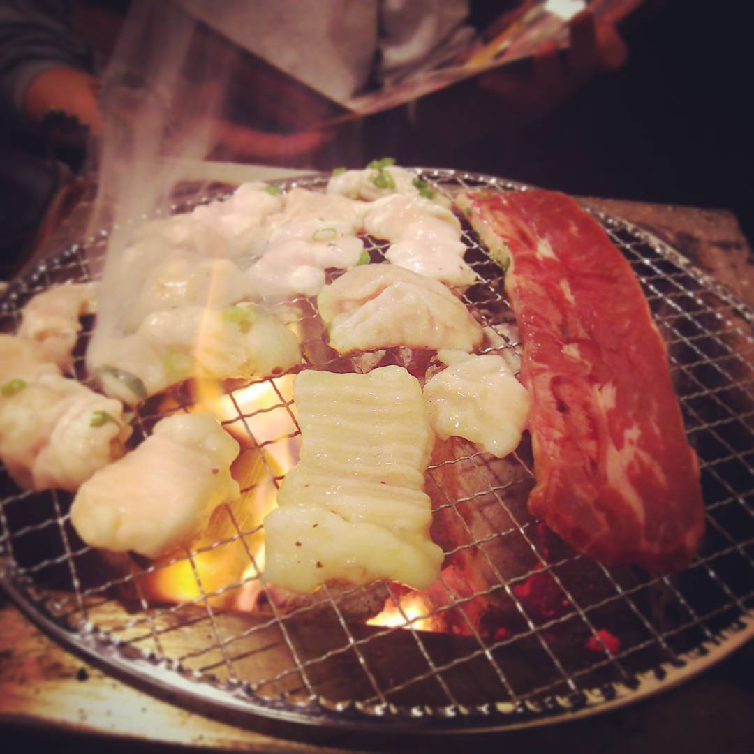 カルビ、ホルモン、シマ腸。 #bedtimesnack #koreanbbq