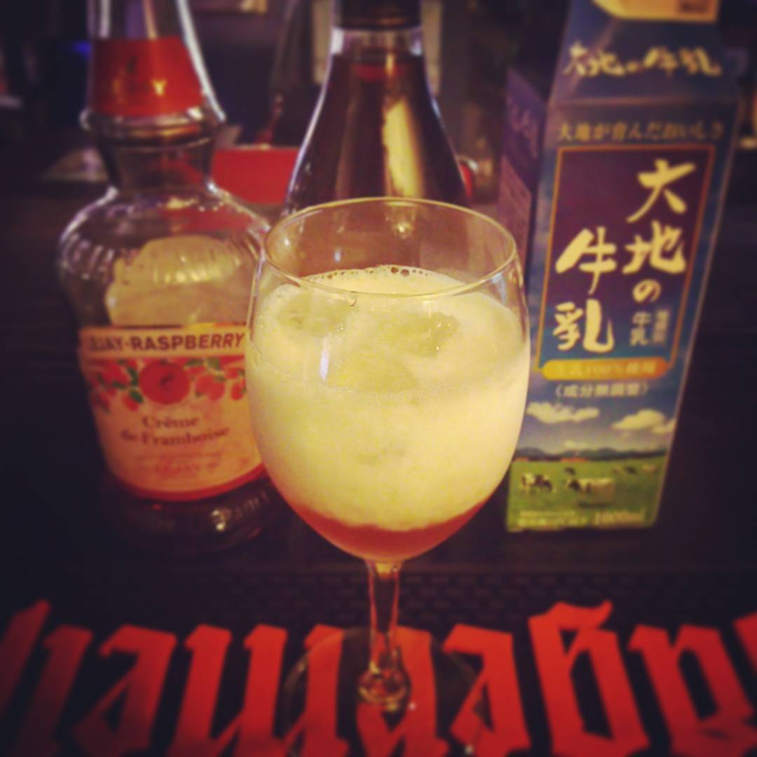 フランボワーズミルク。甘ッッ!!! #otakubar #cocktails