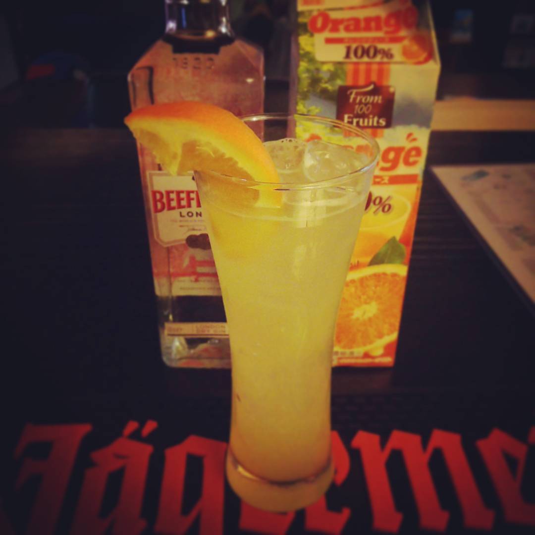 オレンジ・フィズ。オレンジを添えて♪ #otakubar #cocktails