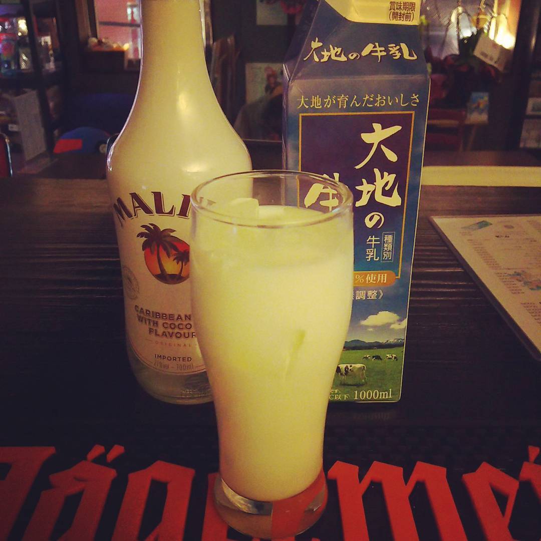 マリブ・ミルク。おやつ過ぎ、ヤバス。 #otakubar #cocktails