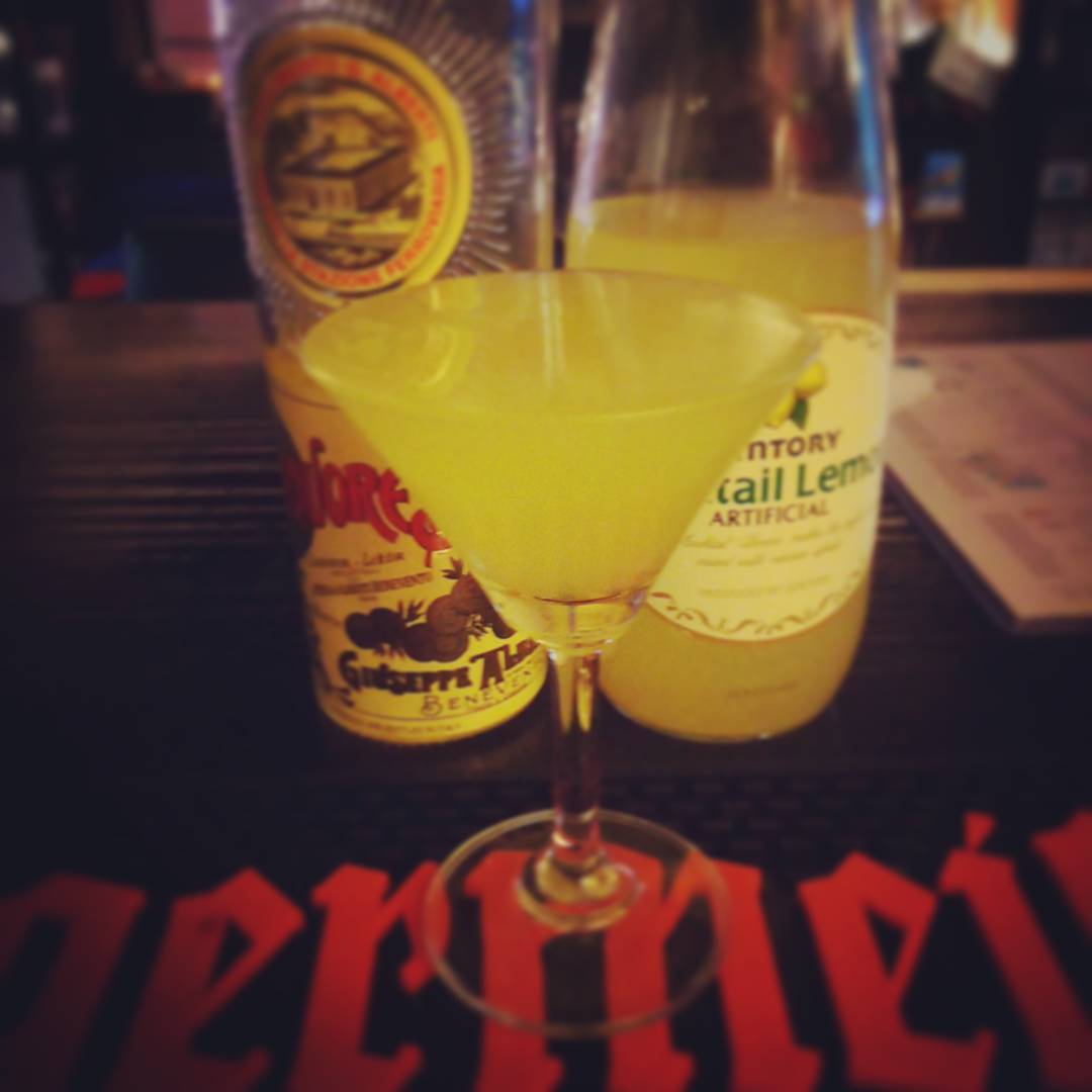 ストレガ・サワー。サフランの香りとレモンが合う！ #otakubar #cocktails