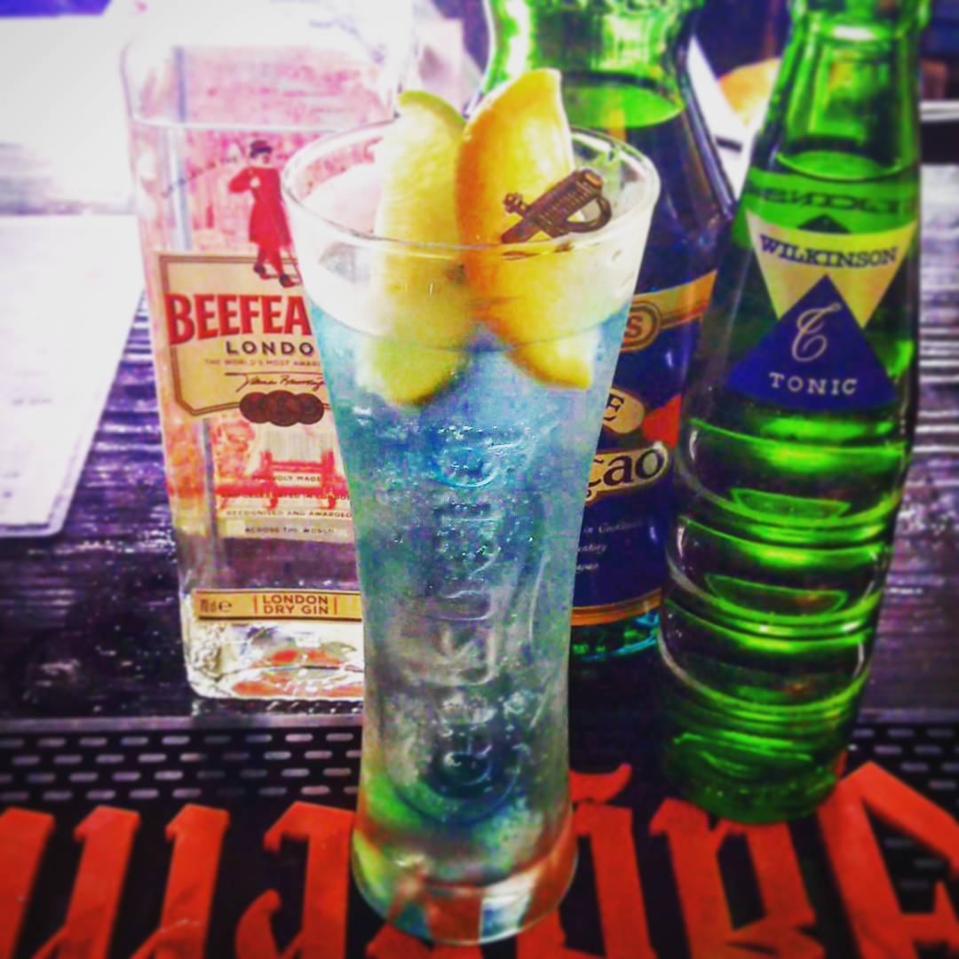 週末のDJイベント用オリジナルカクテル、I Feel for You. 青く感じる！ #otakubar #cocktails