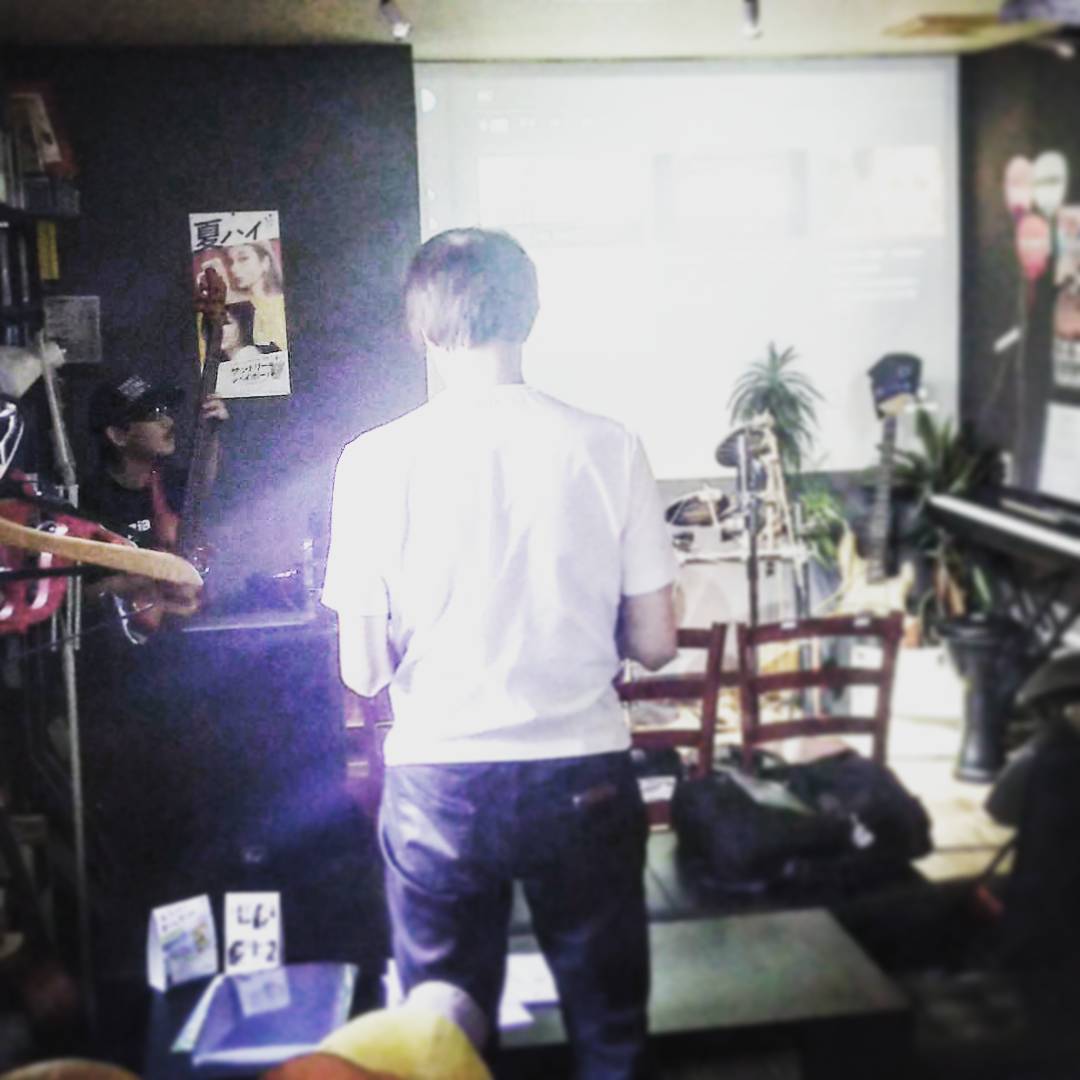 本日は貸切、ベースとドラムがリハしてます。 #otakubar