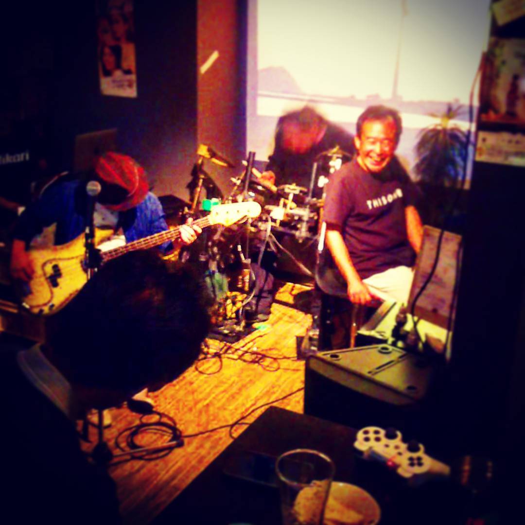 突発セッション。音楽バーになってます。 #otakubar #livemusic