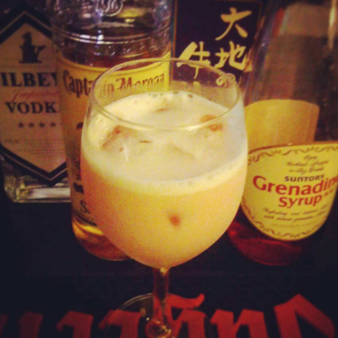 来週末のオタクイベント用オリジナルカクテル、大学教授。口辺りいいけどガツンと強い! #otakubar #cocktail