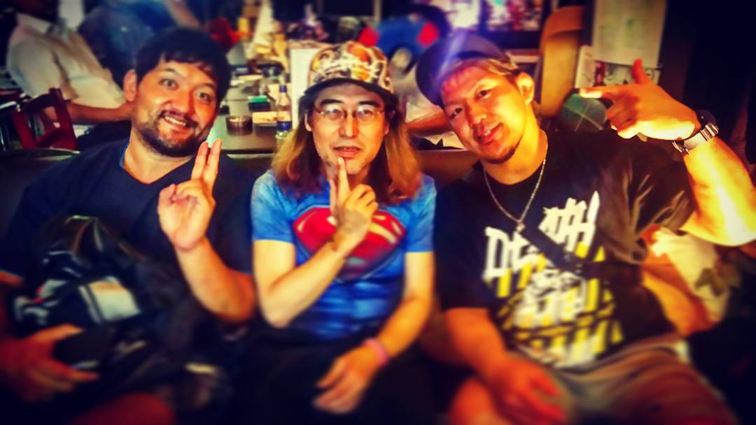 町田プロレス祭り http://amba.to/2wOVETW の試合後、メイン勝者の竹田誠志選手 @crazykid0813 と石川修司選手 @g0925union に来て頂きました! 緊張しすぎておどける店長。 #otakubar #prowrestling