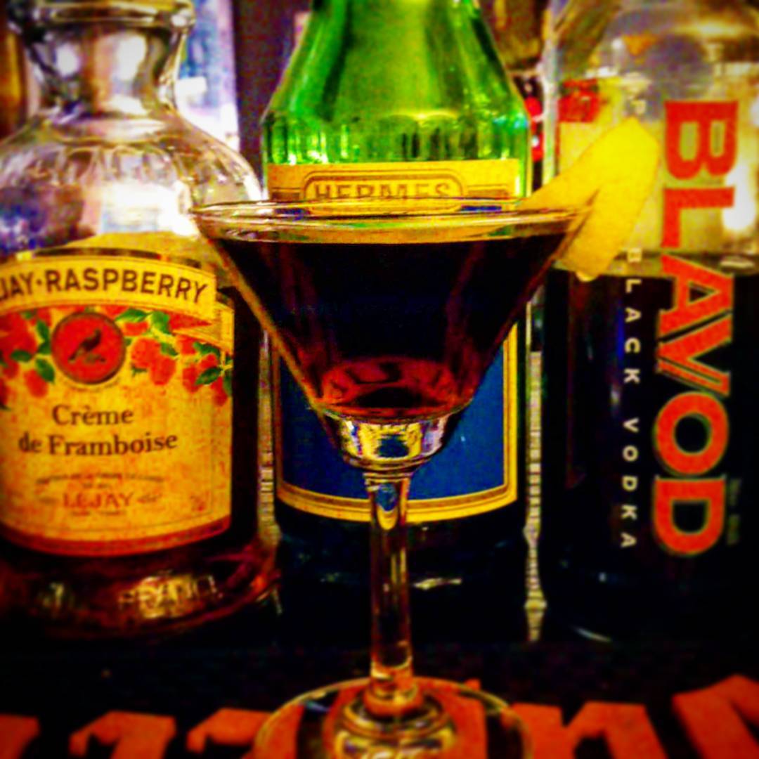 来週末のジョジョイベント用オリジナルカクテル、トゥーム・オブ・ザ・ブーム。黒、青、赤のプース♪ #オタクバー #カクテル