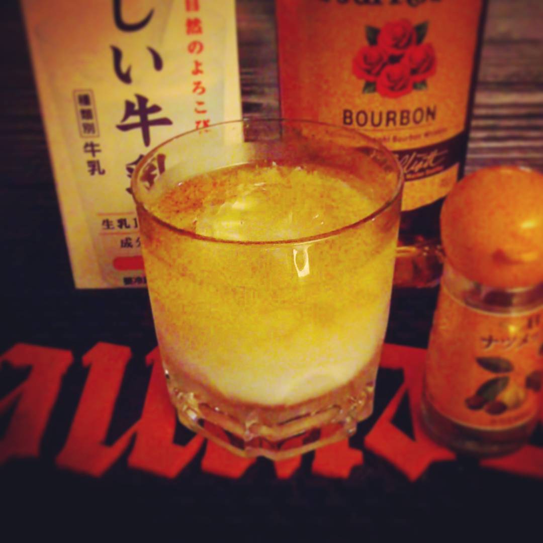 週末のジョジョイベント用オリジナルカクテル、ボール・ブレイカー。丸氷! #オタクバー #カクテル