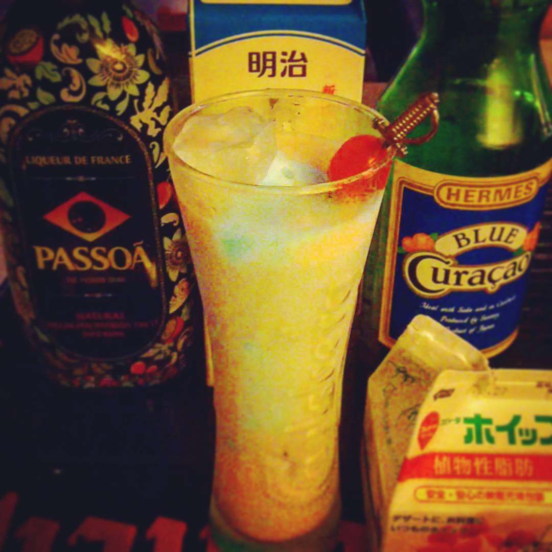 来週末のオタクイベント用カクテル、同人誌。白地に青と赤! #オタクバー #カクテル