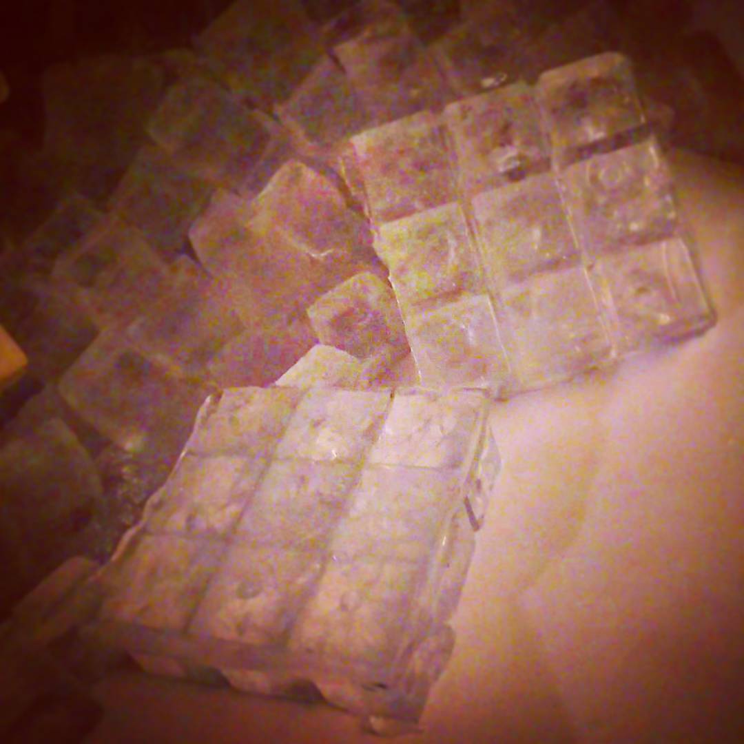 製氷機で氷のブロックが!? こんな風に作られてるのですね。 #オタクバー