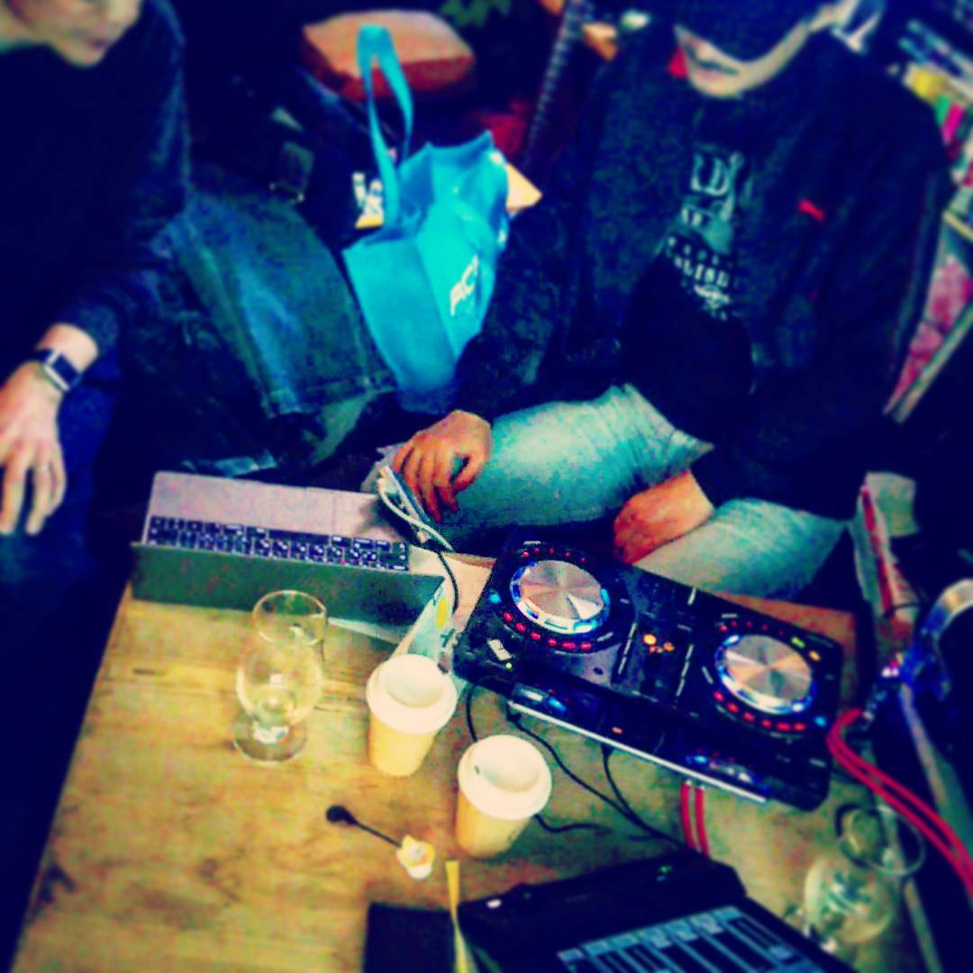 SACHIバースデーイベント始まってます♪ 綿密な打ち合わせ中の音響スタッフ団★ #オタクバー #ライブ