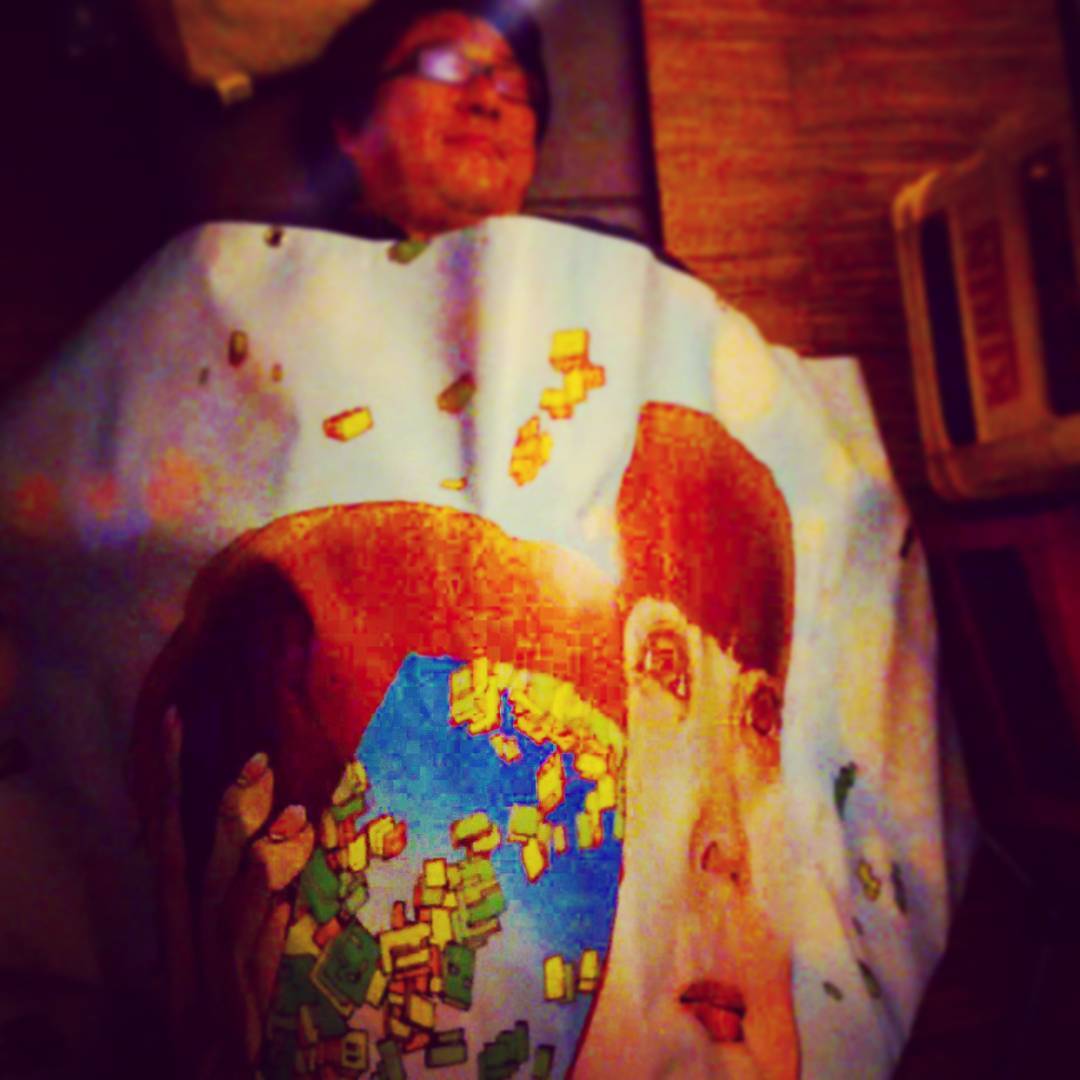 シートで安らかに眠る常連さん。 #オタクバー #駕籠真太郎