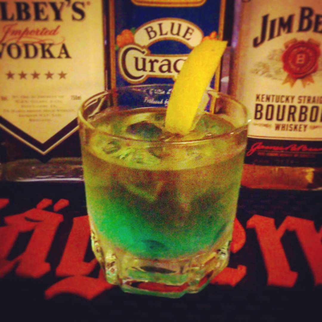 来週のDJイベント用オリジナルカクテル、スケアリー・モンスター。強くて青くて茶色! #オタクバー #カクテル