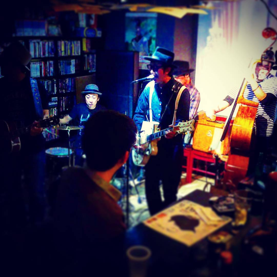 酷く脂SHOW、最初はTHE HOLSTERSです♪ #オタクバー #ライブ