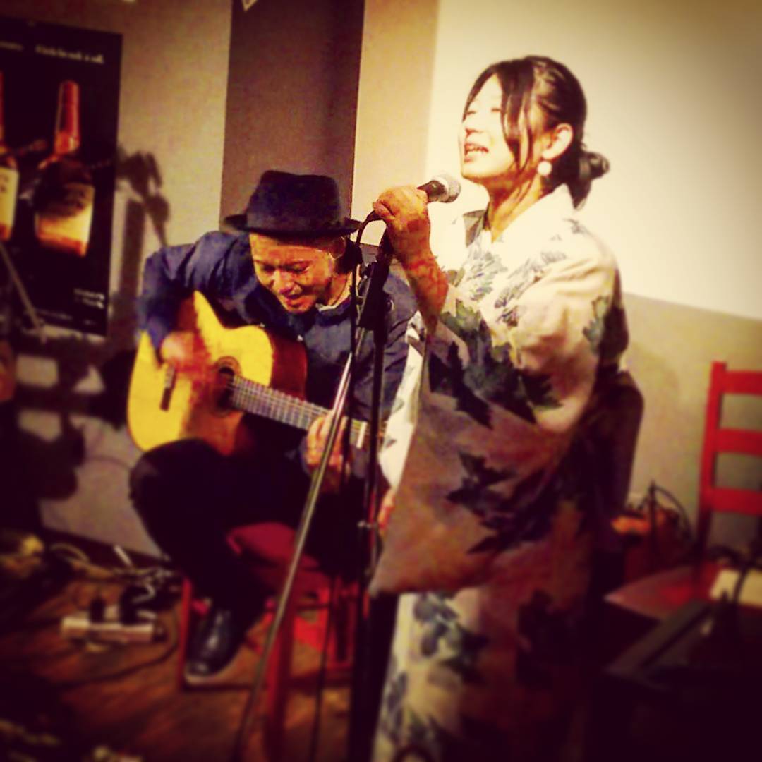 yoshimiミニライブ、熱唱♪ #オタクバー #ライブ