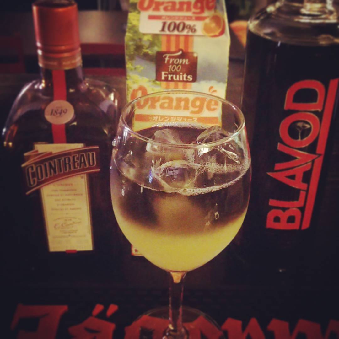 #ハロウイン 用 #カクテル 、ブラックマジックハロウインカクテル。黒とオレンジ! #Halloween