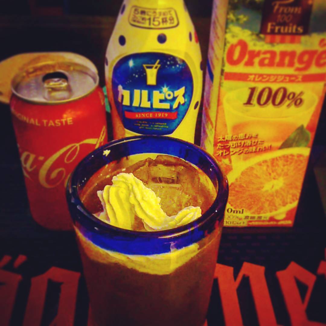 週末のジョジョイベント用オリジナル #カクテル 、ソフト&ウエット。ノンアル。丸氷がシャボン玉! #オタクバー