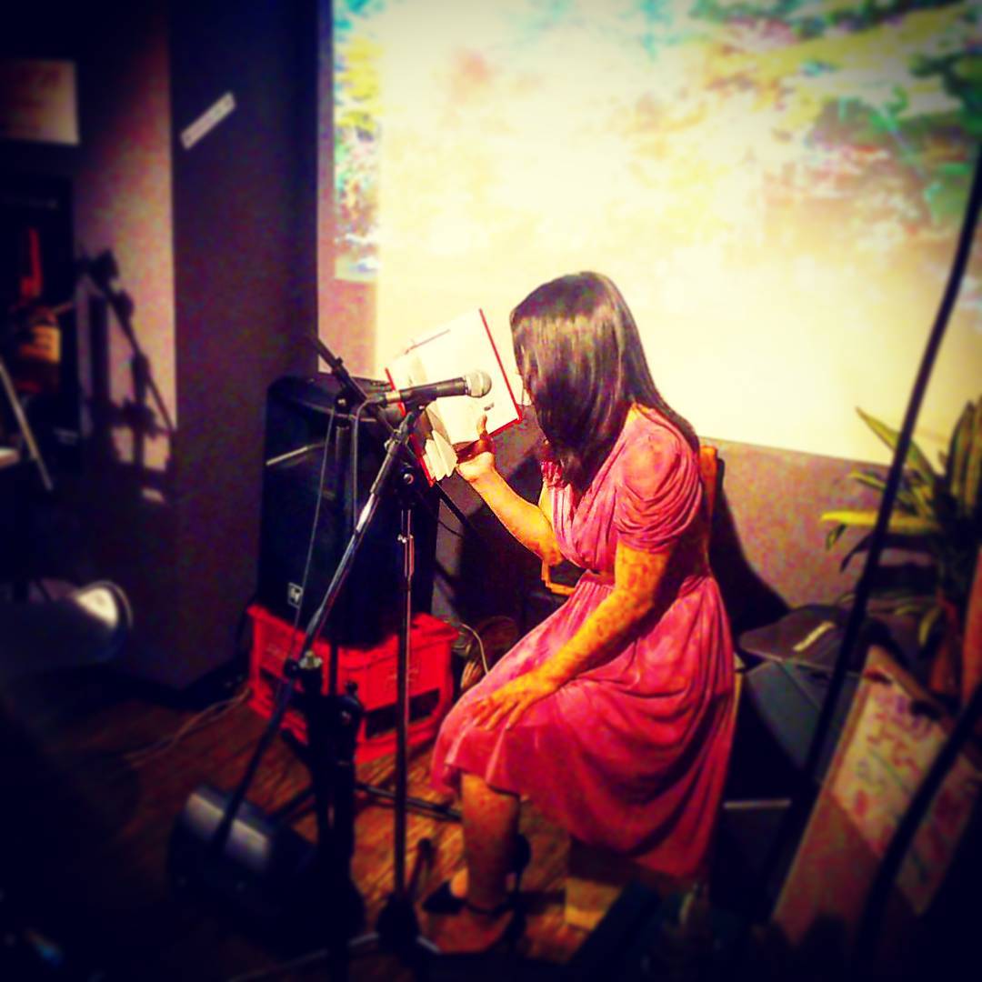 ミニライブは、yoshimiさんの #朗読 です。面白し! #オタクバー