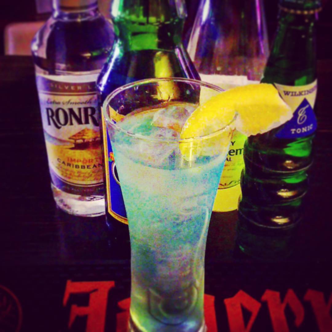 週末のオタクイベント用オリジナル #カクテル 、 #同人グッズ 。強くて酸っぱい思い出の味。 #オタクバー