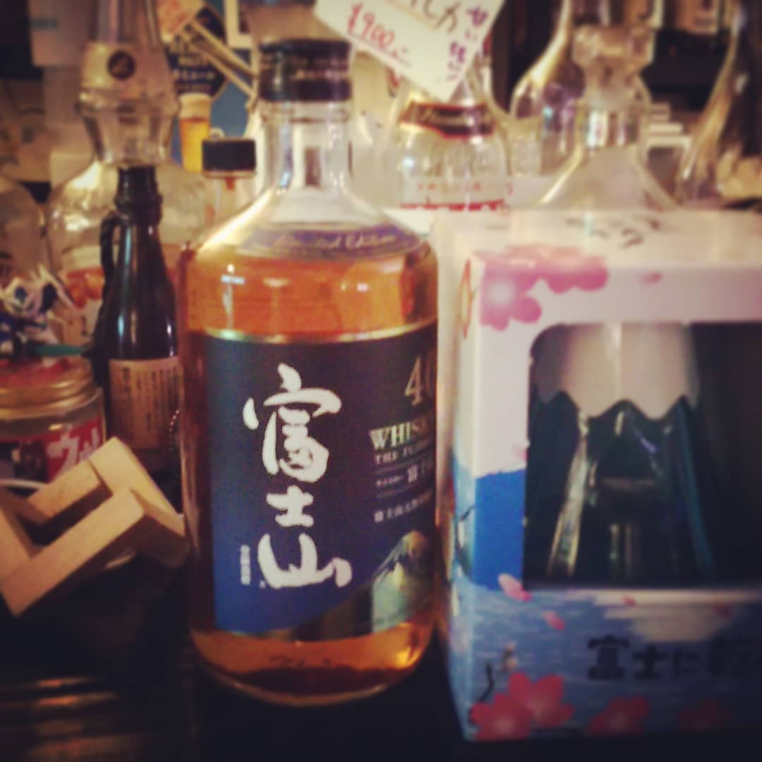 常連さんのお土産、 #ウイスキー #富士山 。いただきます！ #オタクバー