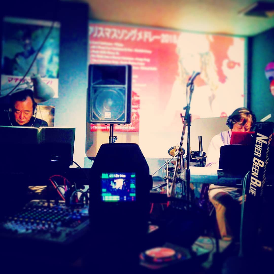 本日の #ライブ はダブル #キーボード 、奏者は自主練中です。 #オタクバー #クリスマスイブ