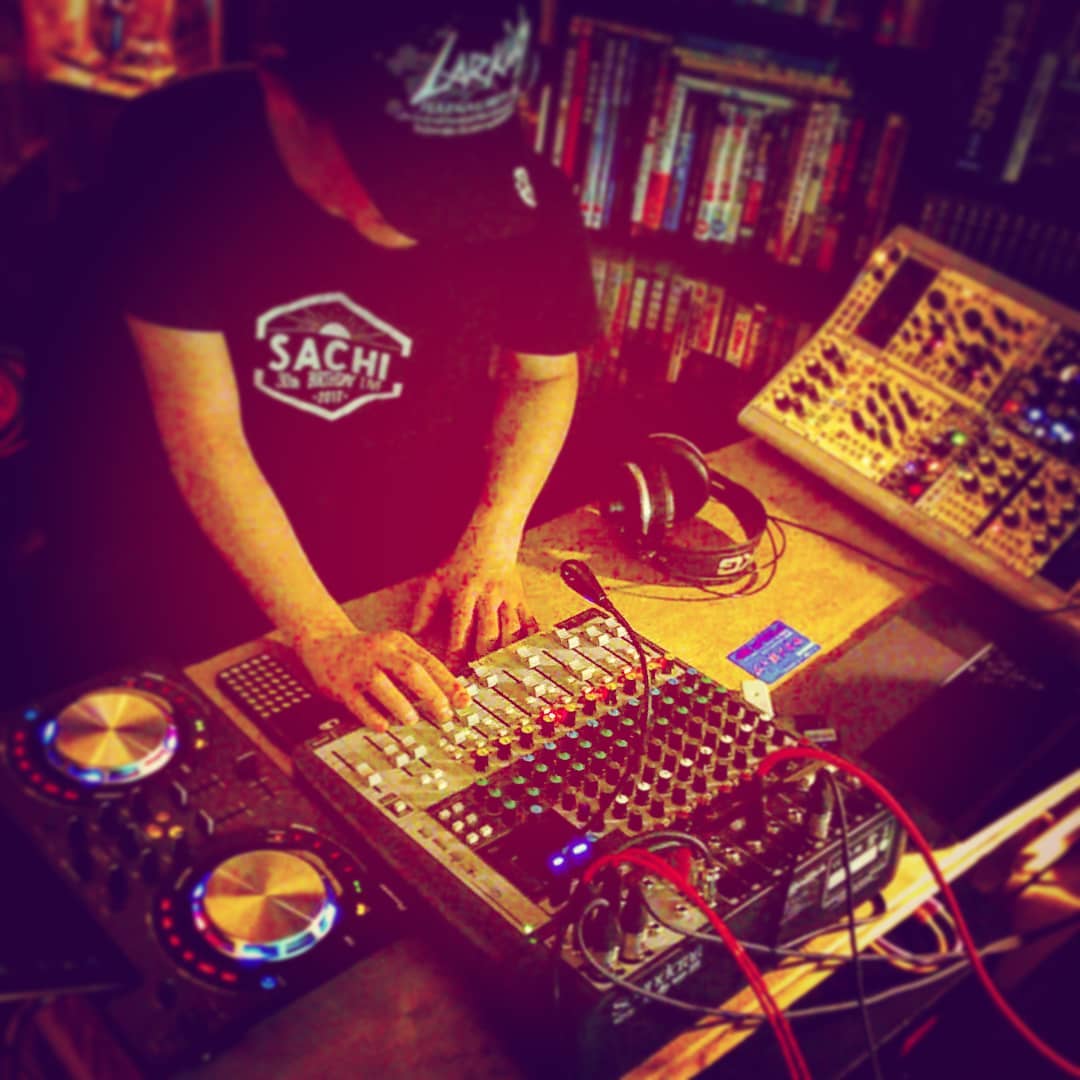 本日の #DJ イベントは、 #クラブ で #ハウス 、盛り上がってます♪ #オタクバー