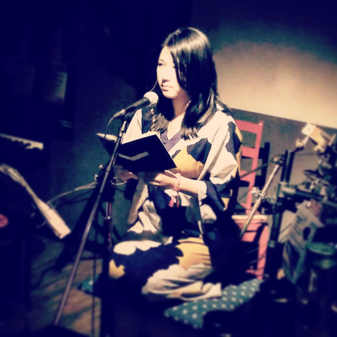 #ミニライブ 、yoshimiさんの #朗読 始まりました。 #オタクバー