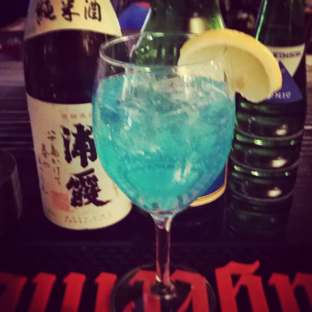 1/13の #クラブ #イベント 用オリジナル #カクテル 、 #テクノポップ 。青い #日本酒 ベース! #オタクバー