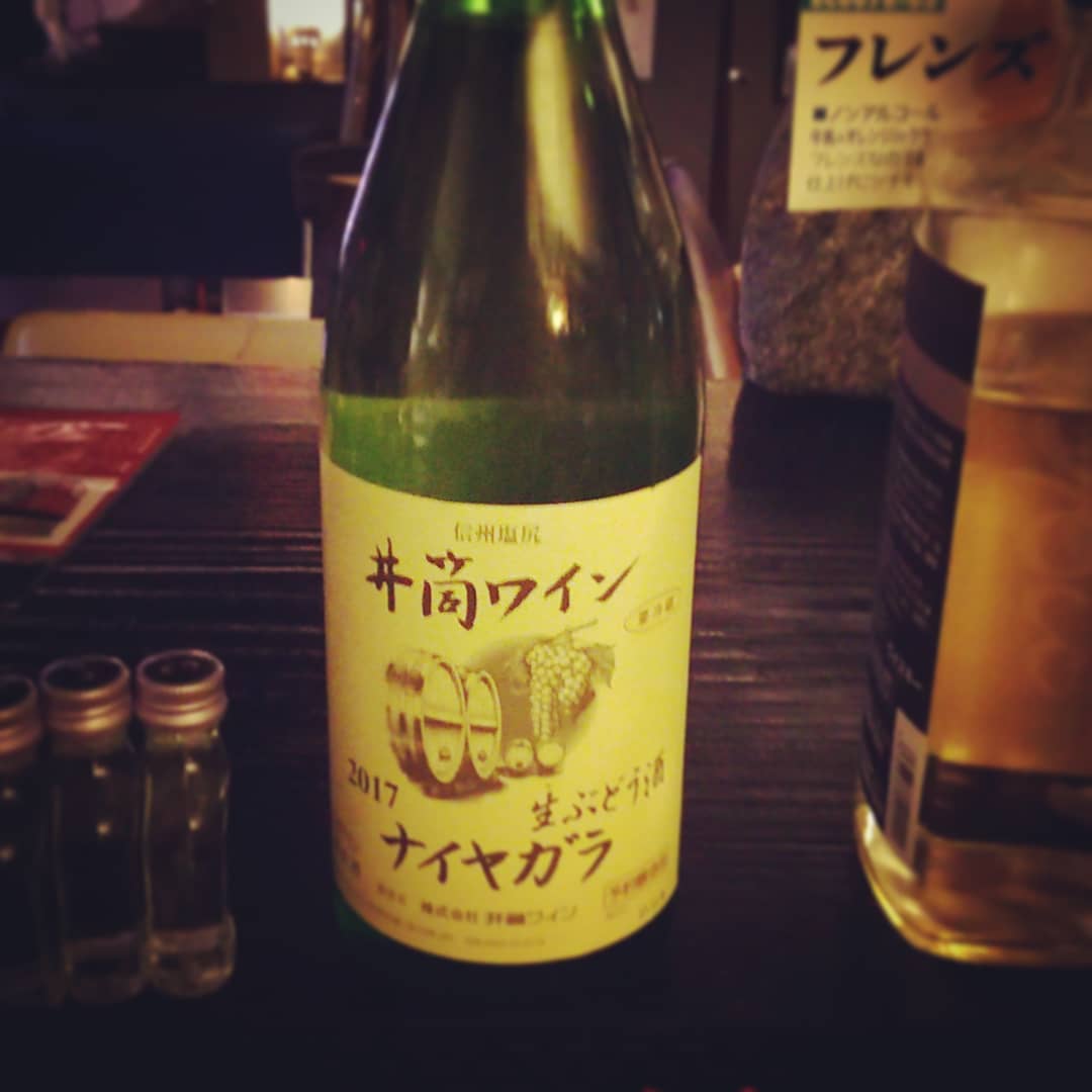 #漫画編集 さんからの差し入れ、 #井筒ワイン #ナイアガラ 白。美味しゅうございます! #オタクバー