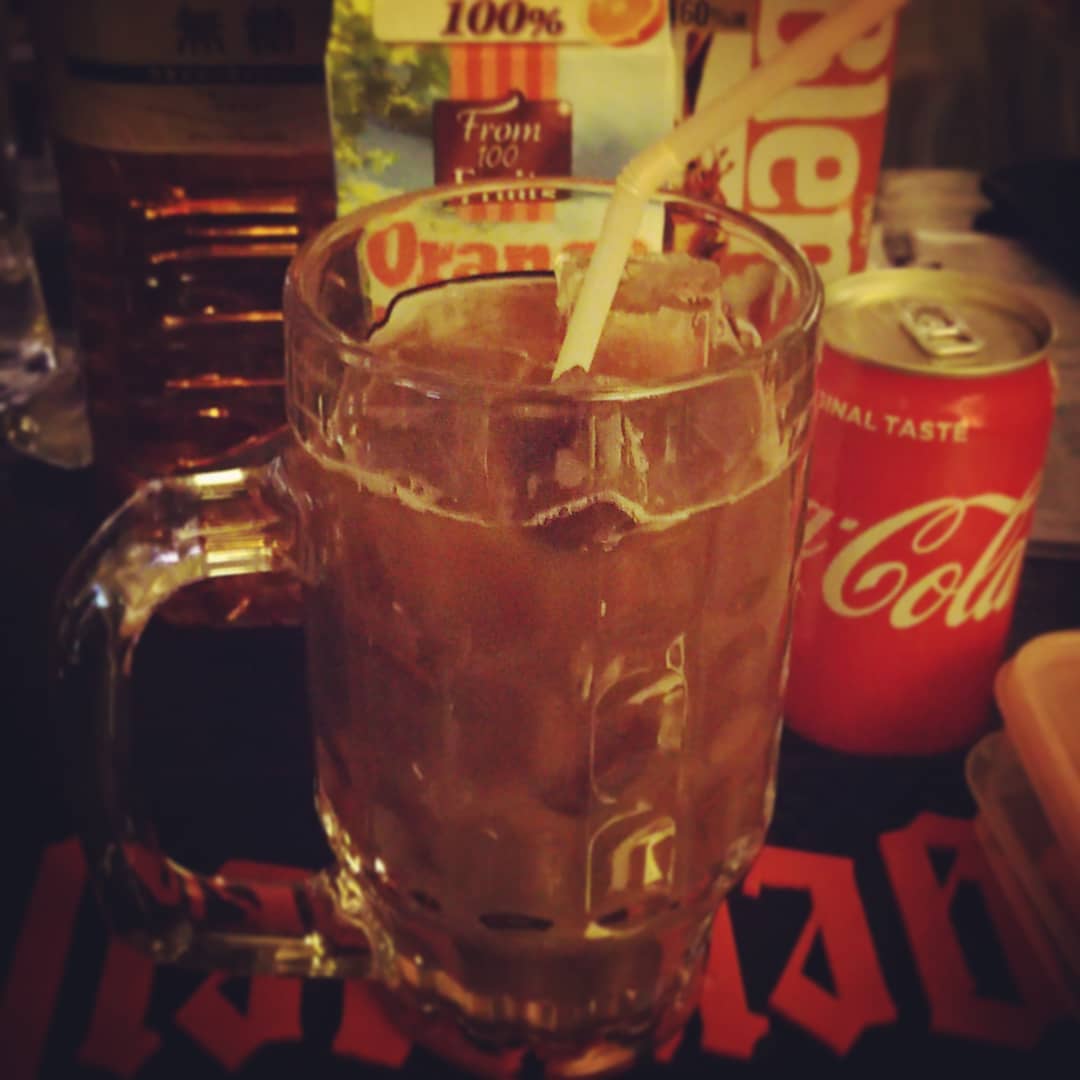 土曜日の #漫画編集 イベント用オリジナル #カクテル 、 #ファミレスで打ち合わせ 。 #ドリンクバー のソフトドリンクを混ぜまくり! #オタクバー