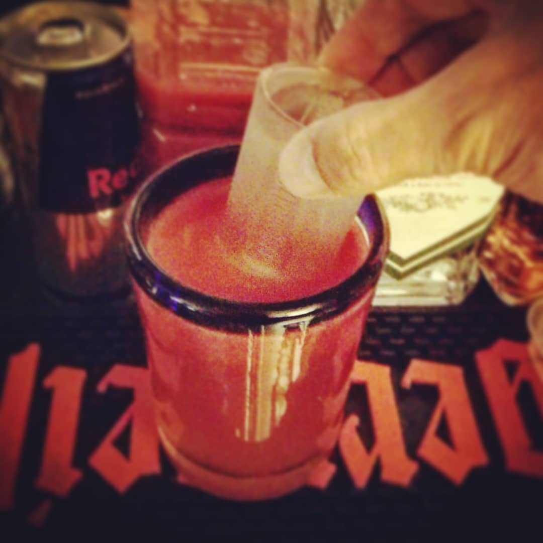 土曜日の #漫画編集 #トークショー 用オリジナル #カクテル 、 #写植貼り 。 #レッドブル &血尿のイメージ。 #オタクバー