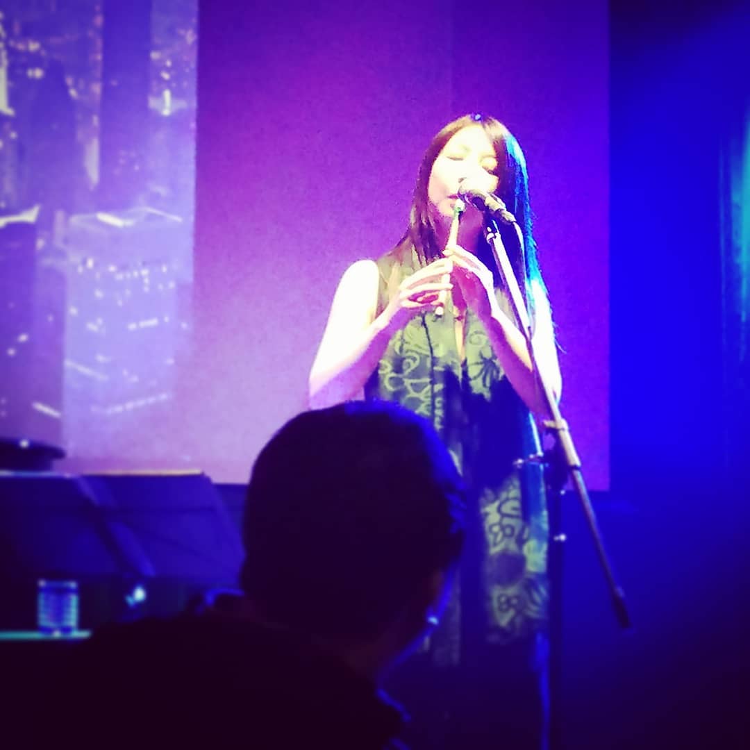 Swing-Byでも歌って頂いた、 #ケルト な #シンガーソングライター 天野朋美さんの #ライブ に来ています。惹き込まれる! #オタクバー