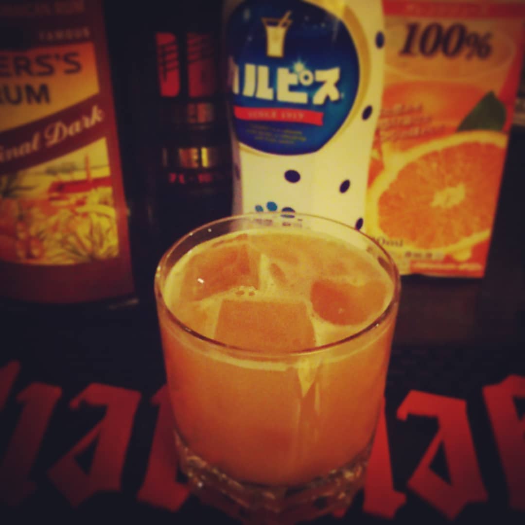 週末の #南米 #イベント 用オリジナル #カクテル 、ANA HELDER。 #ラム と #レッドベア 、 #オレンジジュース 、 #カルピス 。