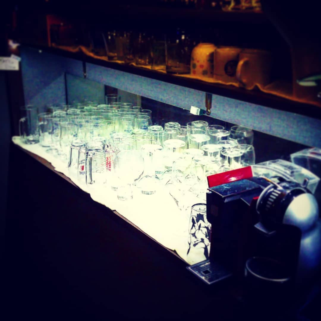 グラス棚が明るくなりました。 #オタクバー