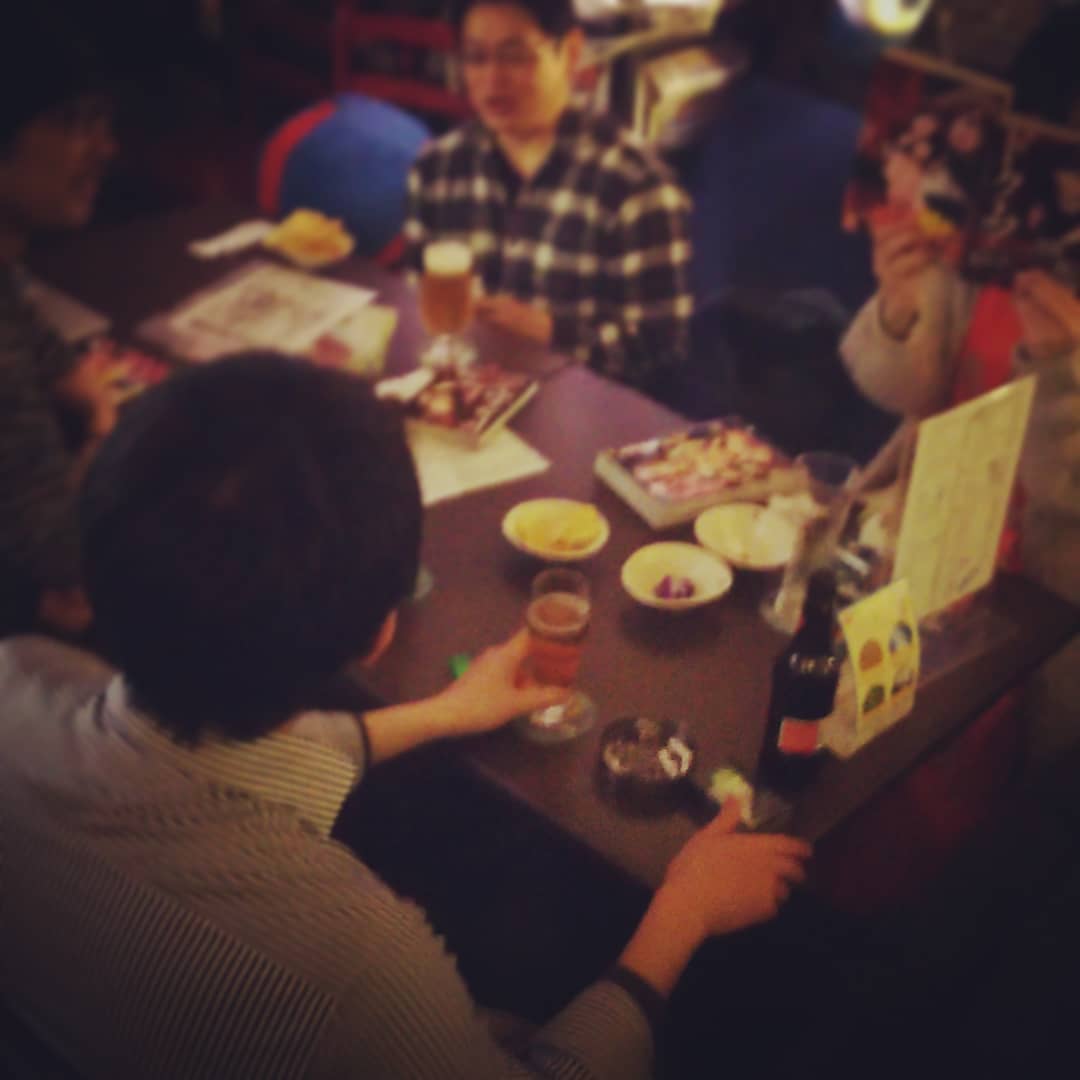 なんと今晩は #漫画家 さんの #常連さん 3人が示し合わずに集合、 #神ナイト です。 #オタクバー