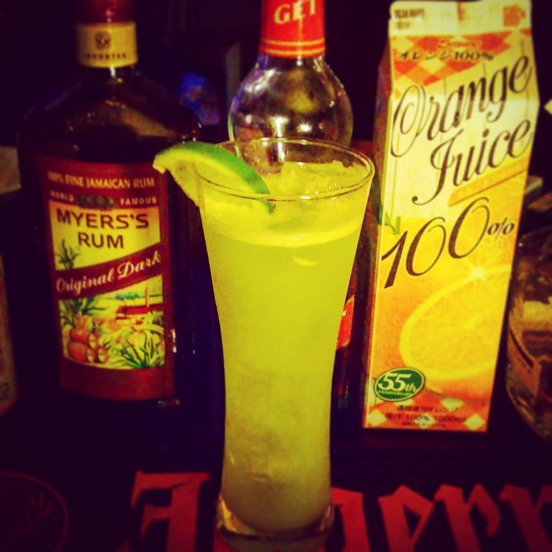 来週末の #昭和 #オタク #イベント 用オリジナル #カクテル 、 #TVの前にラジカセ 。 #ハッカ 臭！ #オタクバー