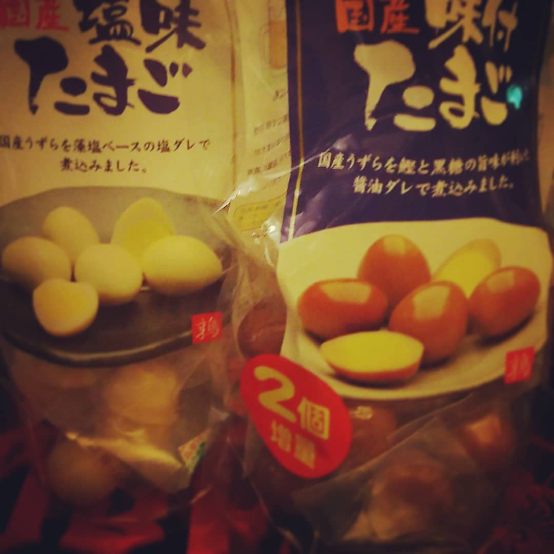 当店でたまに歌う #ミュージシャン さまからの #差し入れ 、 #味付けたまご と #塩味たまご 。美味しくいただきます! #オタクバー