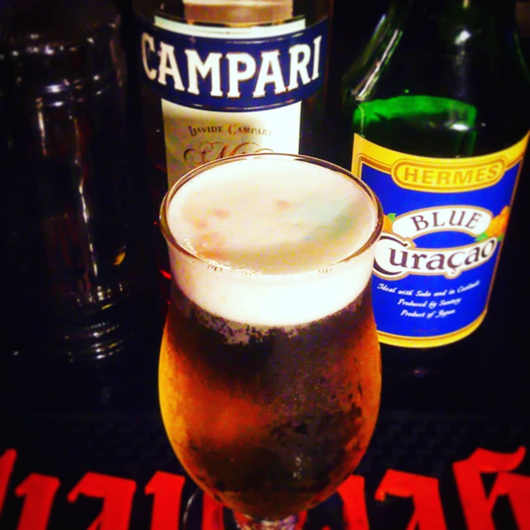 来週末の #竹熊健太郎 さん #トークショー 用オリジナル #カクテル 、 #サルまん 。赤と青であの2人を表しました。 #オタクバー