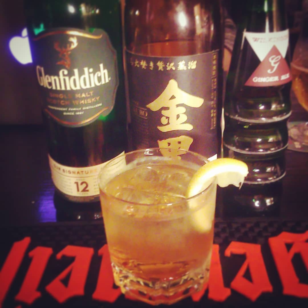 来週末の #竹熊健太郎 さん #トークショー 用オリジナル #カクテル 、#40歳の壁 。 #スコッチ と #焼酎 でま #ぐでんぐでん に。 #オタクバー