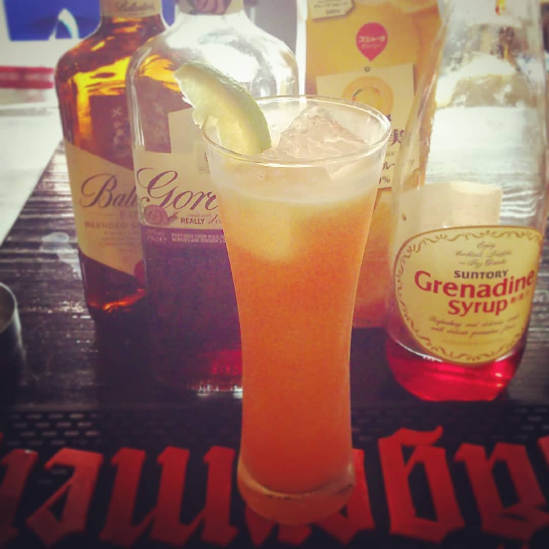 来週末の #ジョンレノン #イベント 用オリジナル #カクテル 、 #オールユーニードイズラブ 。口当たり良すぎてメロメロ。 #オタクバー