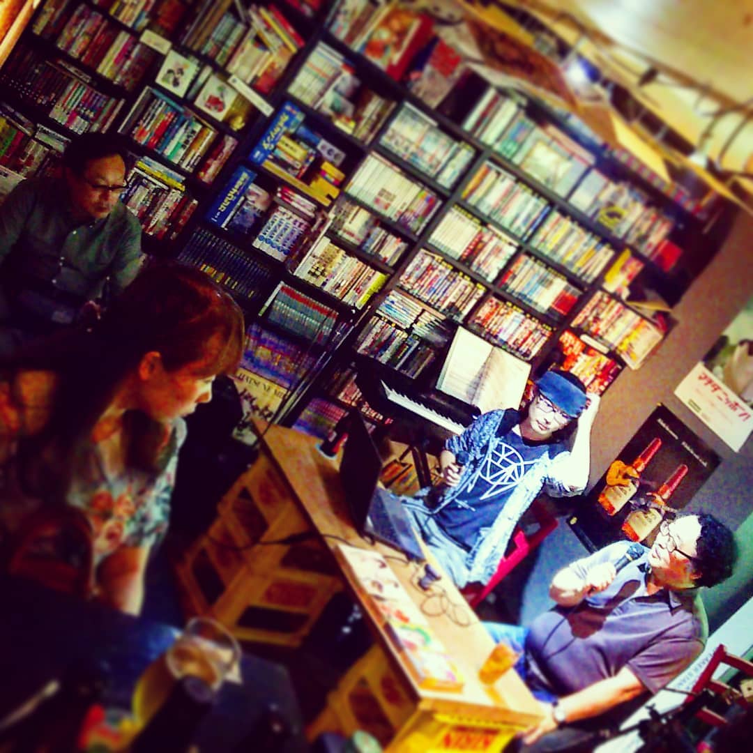 #井上博明 Pの #オタク文化学 「 #成人向けアニメ 」イベント開始! 何と #大学教授 が井上さん #竹熊健太郎 さん合わせて5人! #オタクバー