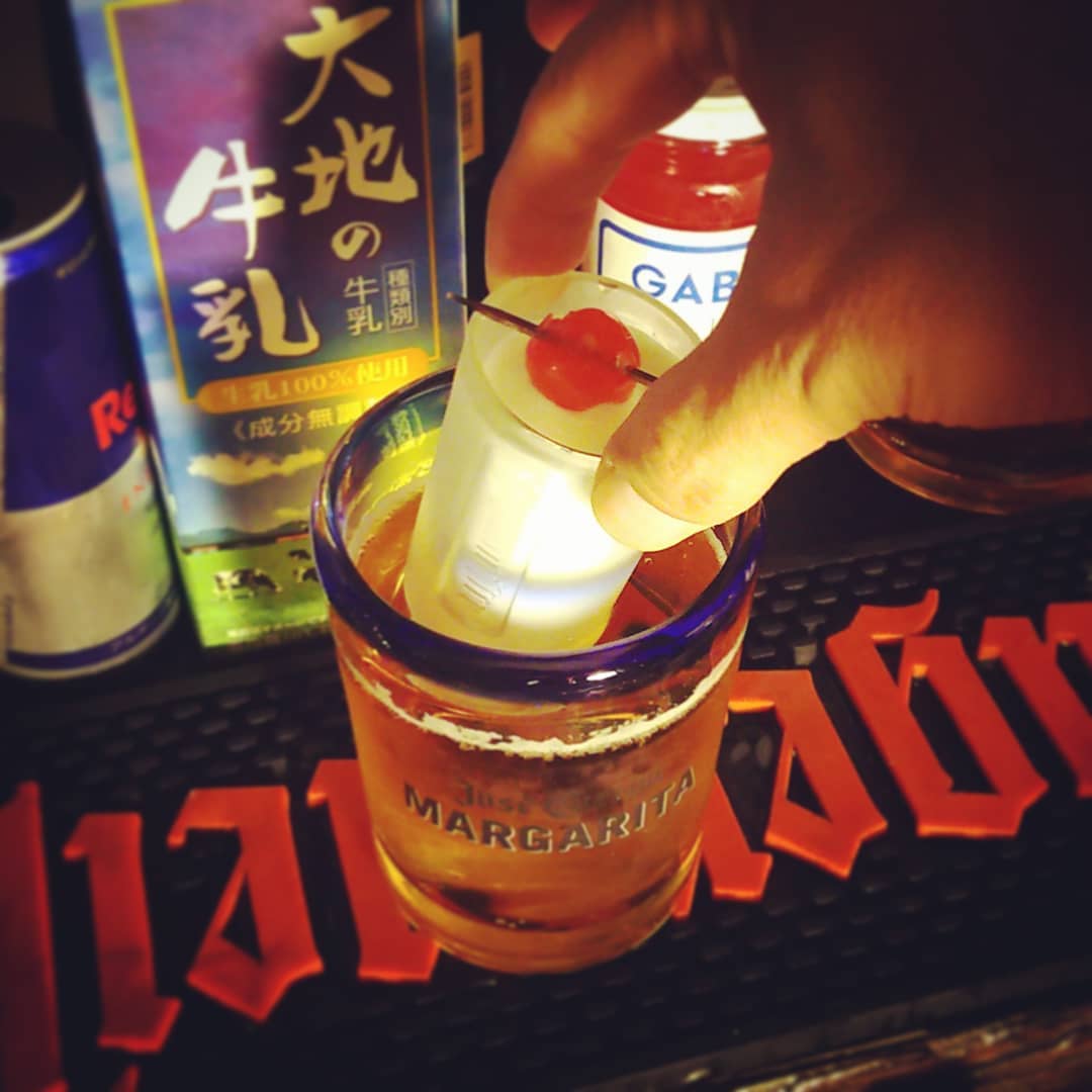 今週末の #成人向けアニメ #イベント 用オリジナル #カクテル 、 #やる気まんまん 。 #レッドブル と #牛乳 。 #オタクバー