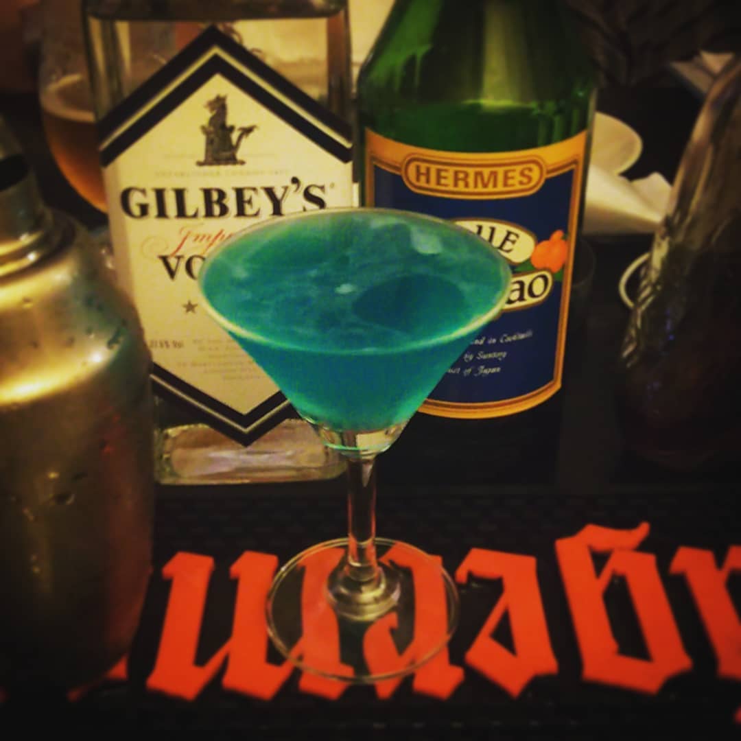 今週末の #ビブリオバトル 用オリジナル #カクテル 、 #おすすめ本 。青くて強い! #オタクバー