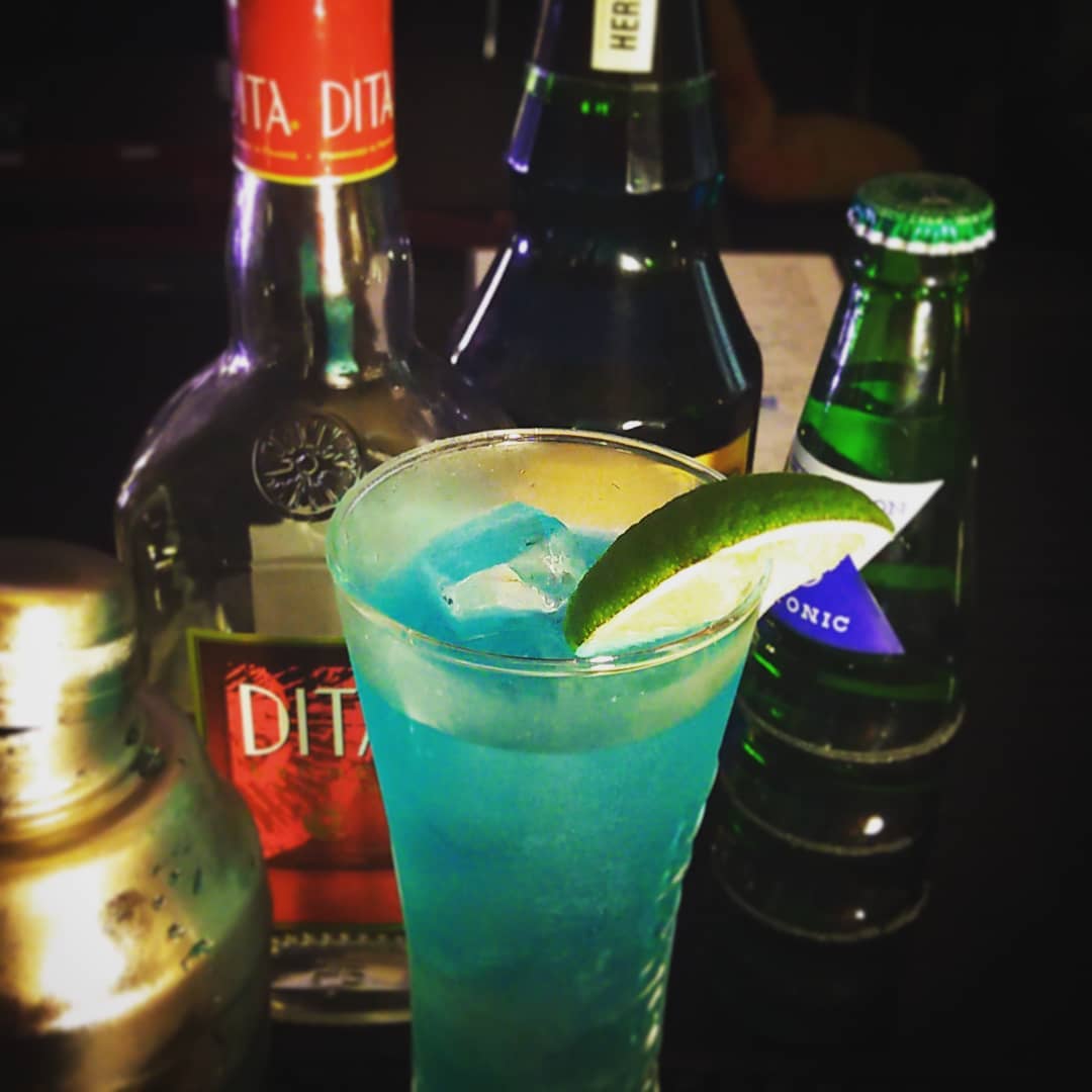 来週末の #ポールウェラー #イベント 用オリジナル #カクテル 、 #TheWholePointOfNoReturn 。青が決めて! #オタクバー