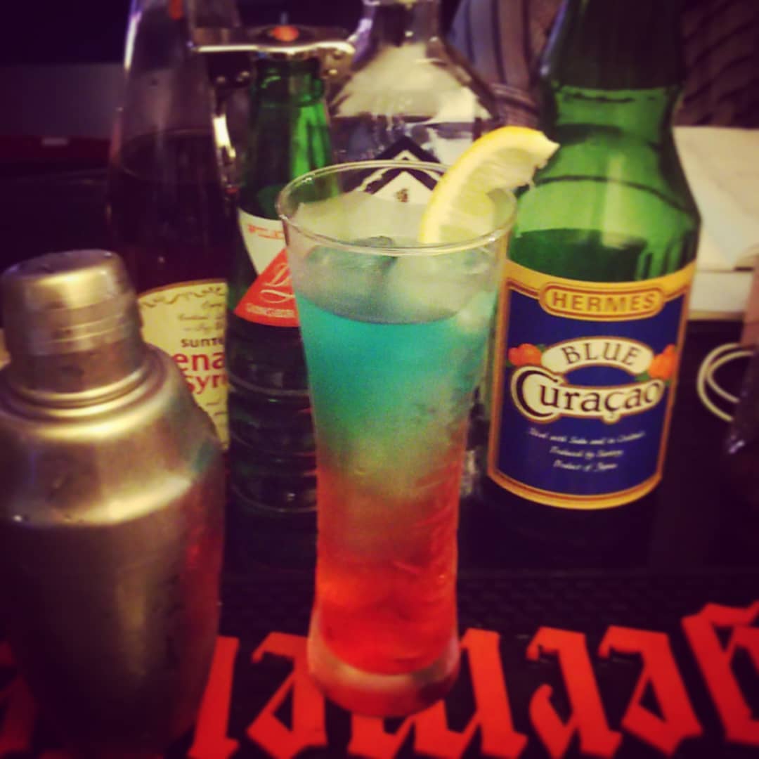 週末の #ビブリオバトル 用オリジナル #カクテル 、 #ビブリオバトル 。赤と青の競演! #オタクバー