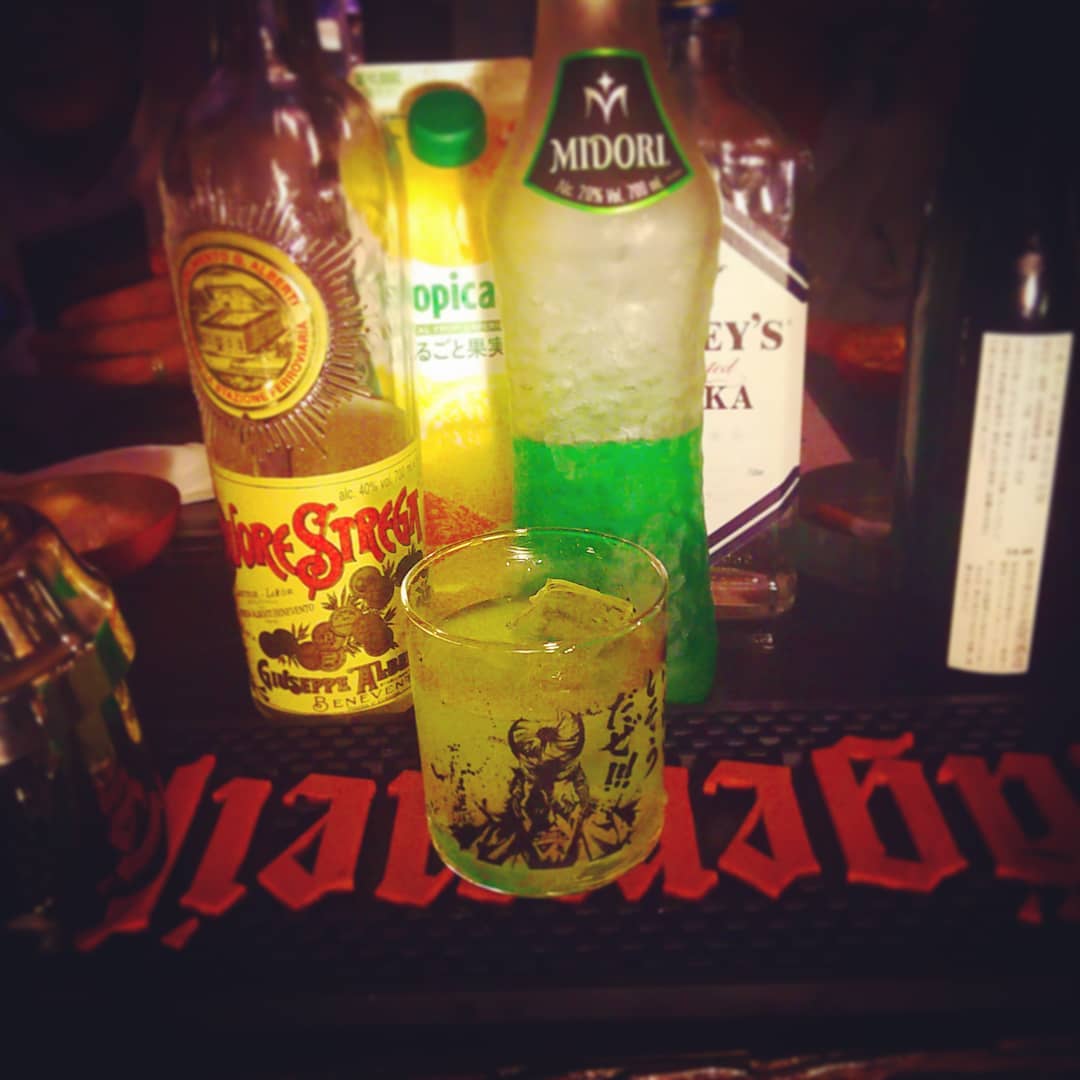 今週末の #コスプレ #トークショー 用オリジナル #カクテル 、 #シンプソンズ 。黄色と緑! #オタクバー